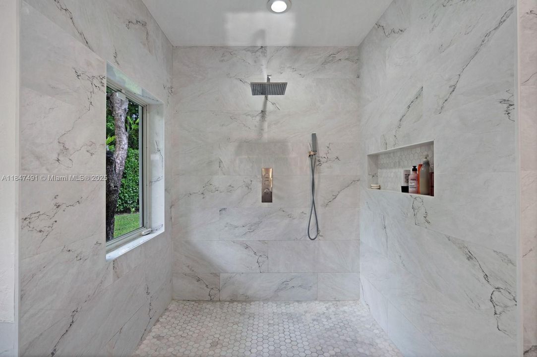 合同活跃: $3,995,000 (6 贝兹, 5 浴室, 4235 平方英尺)