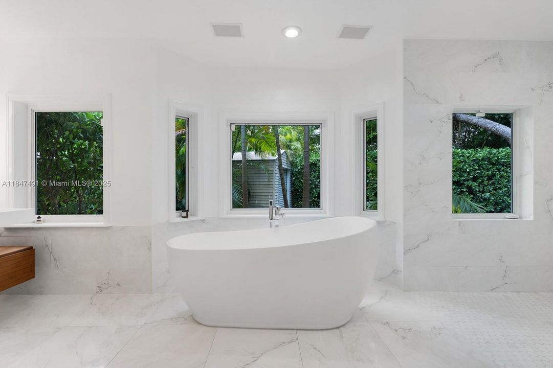 合同活跃: $3,995,000 (6 贝兹, 5 浴室, 4235 平方英尺)