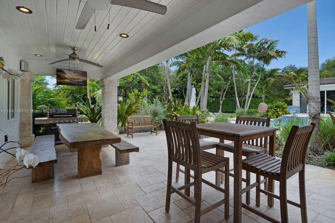 合同活跃: $3,995,000 (6 贝兹, 5 浴室, 4235 平方英尺)