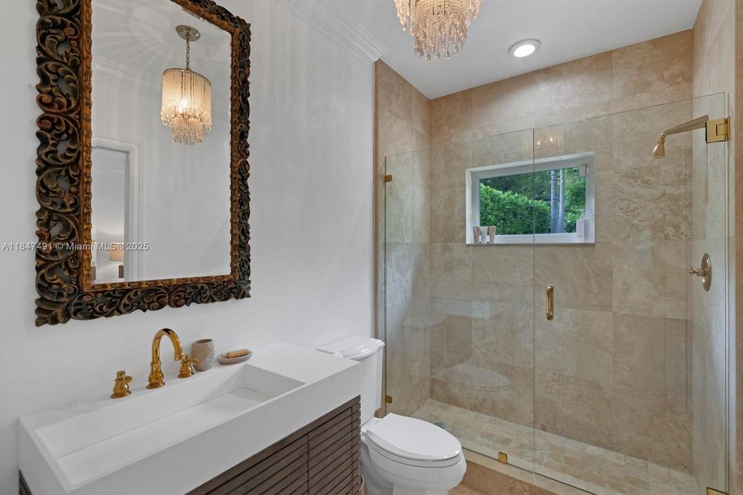 合同活跃: $3,995,000 (6 贝兹, 5 浴室, 4235 平方英尺)