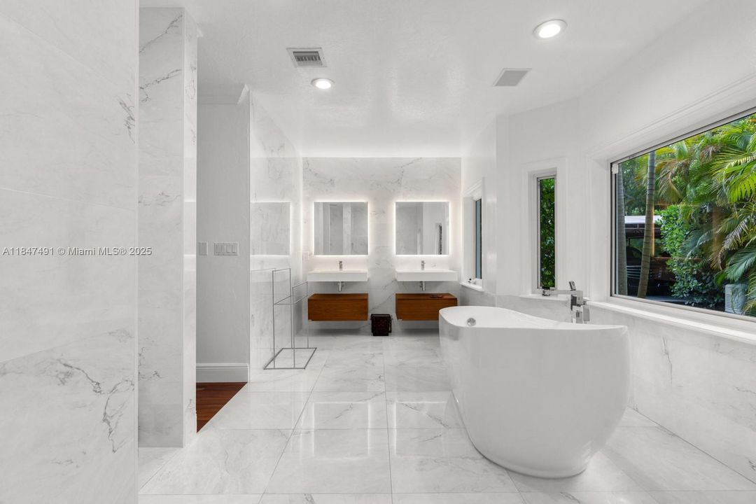 合同活跃: $3,995,000 (6 贝兹, 5 浴室, 4235 平方英尺)