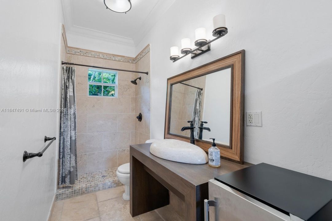 合同活跃: $3,995,000 (6 贝兹, 5 浴室, 4235 平方英尺)