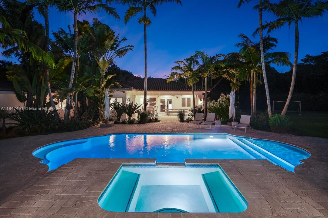 合同活跃: $3,995,000 (6 贝兹, 5 浴室, 4235 平方英尺)