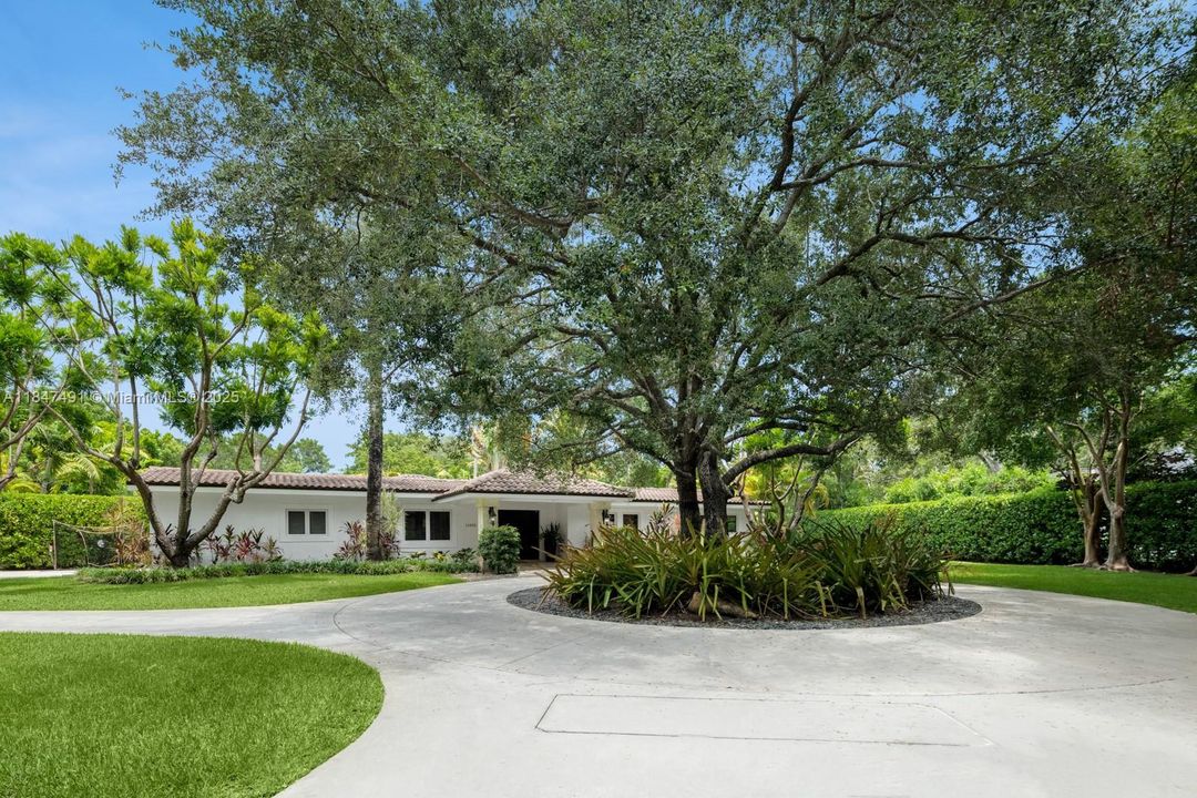 合同活跃: $3,995,000 (6 贝兹, 5 浴室, 4235 平方英尺)