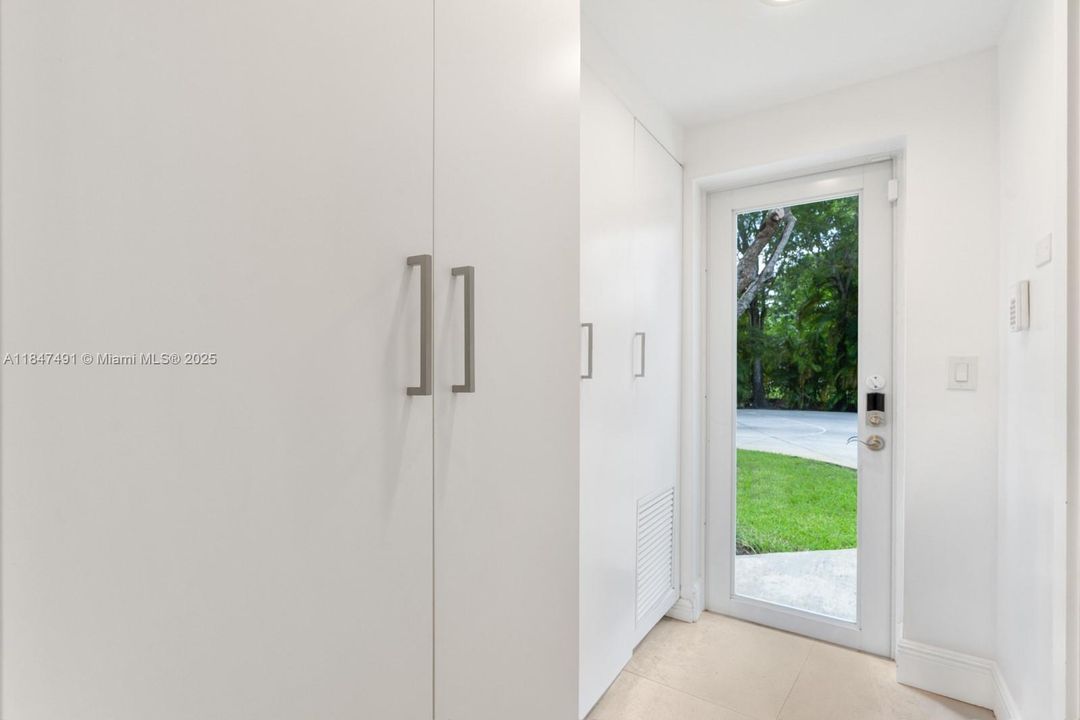 合同活跃: $3,995,000 (6 贝兹, 5 浴室, 4235 平方英尺)