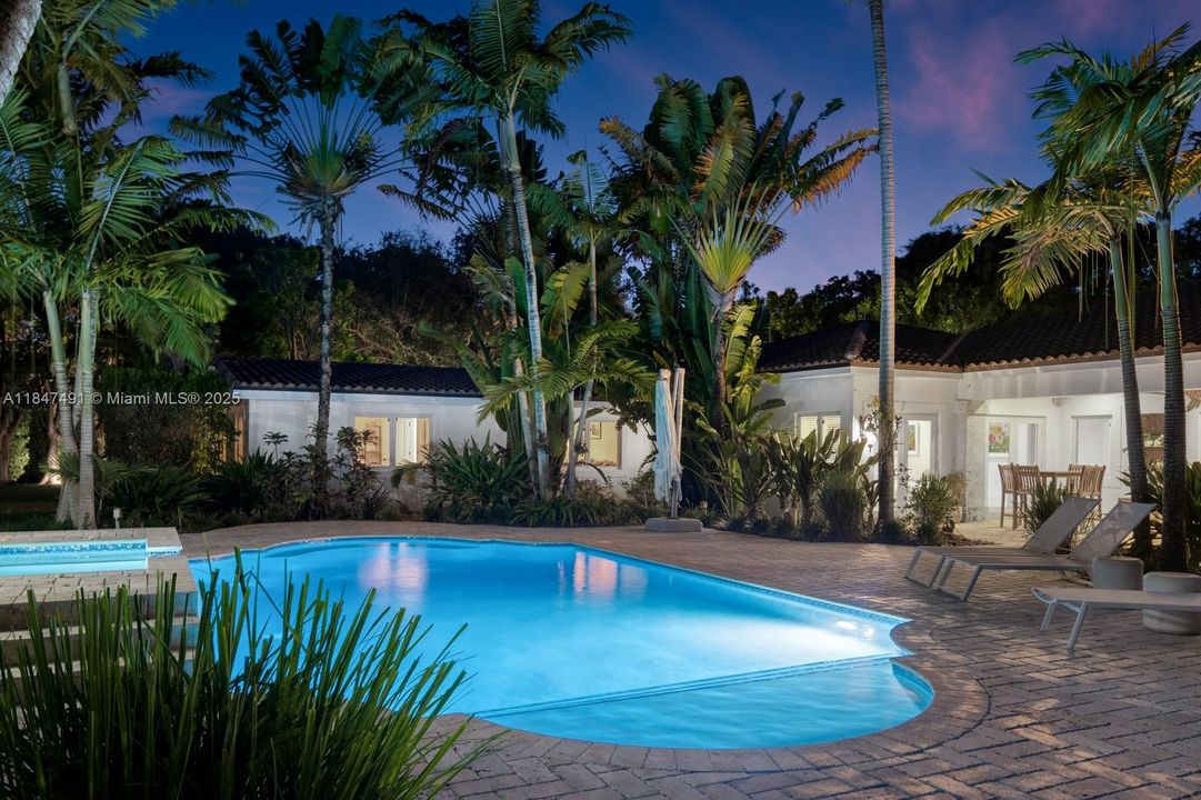 合同活跃: $3,995,000 (6 贝兹, 5 浴室, 4235 平方英尺)