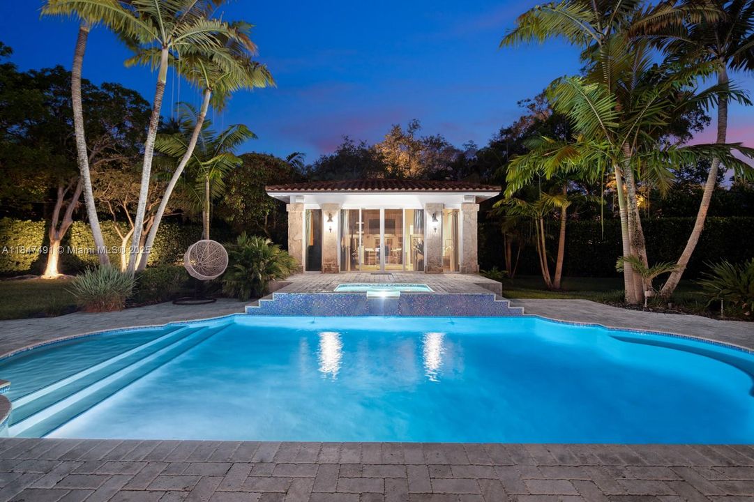 合同活跃: $3,995,000 (6 贝兹, 5 浴室, 4235 平方英尺)