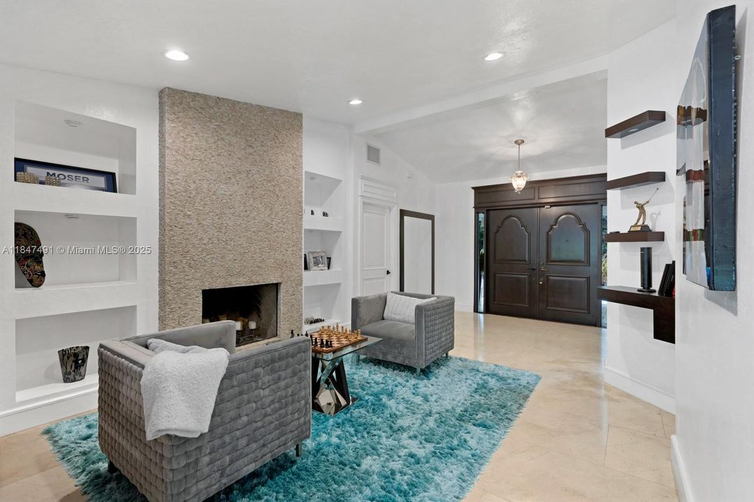 合同活跃: $3,995,000 (6 贝兹, 5 浴室, 4235 平方英尺)