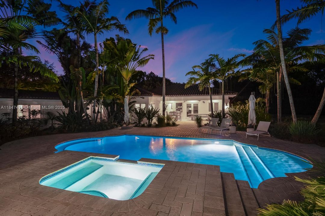 合同活跃: $3,995,000 (6 贝兹, 5 浴室, 4235 平方英尺)