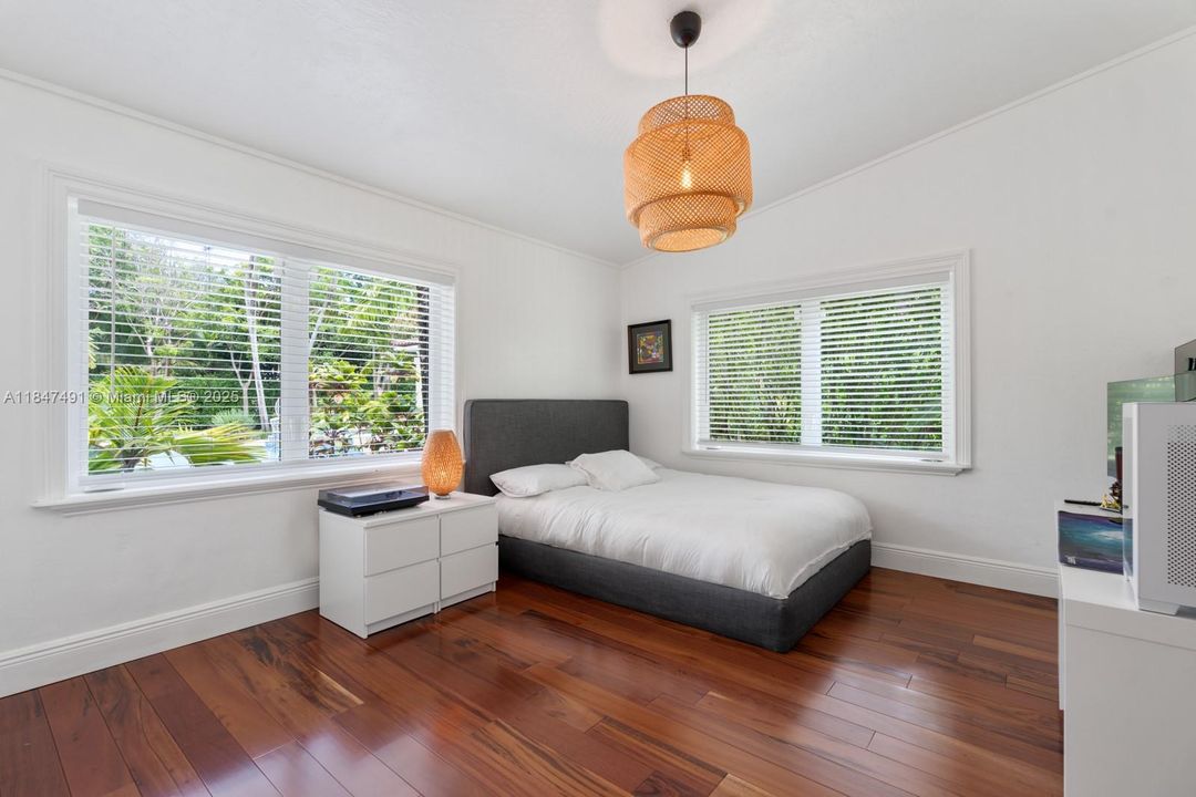 合同活跃: $3,995,000 (6 贝兹, 5 浴室, 4235 平方英尺)