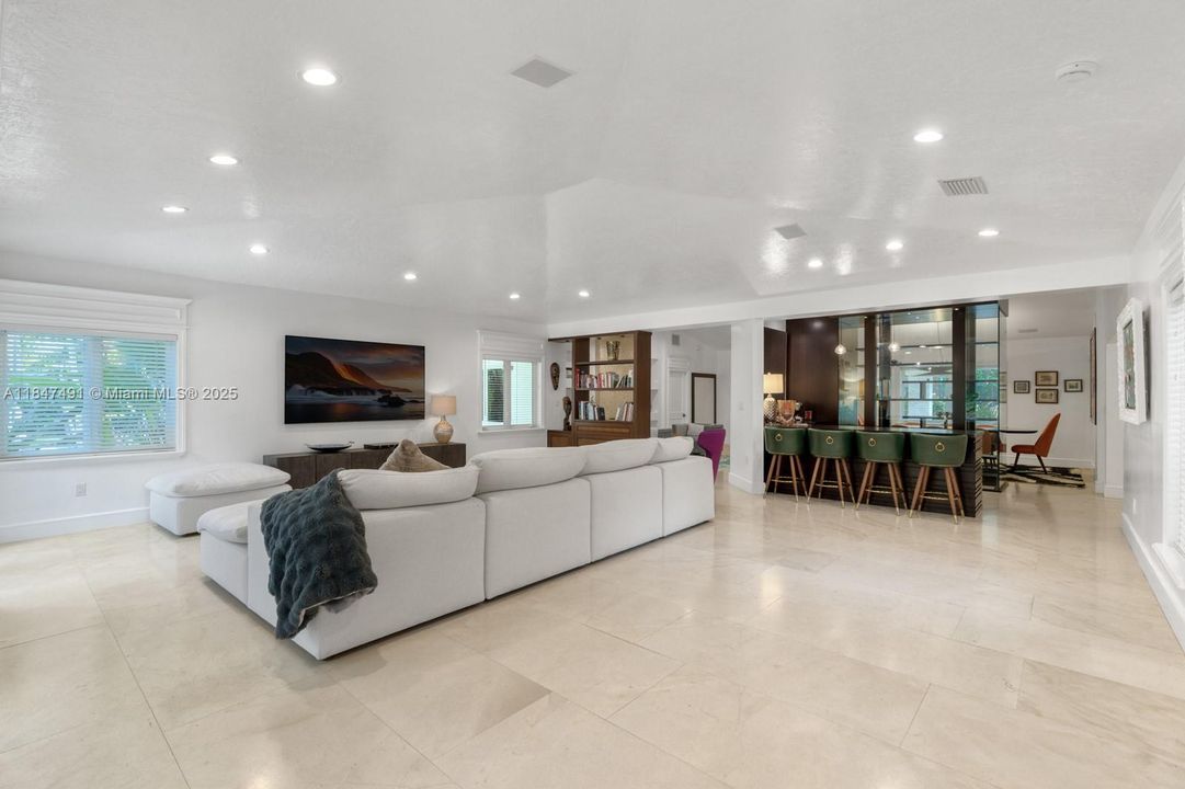 合同活跃: $3,995,000 (6 贝兹, 5 浴室, 4235 平方英尺)