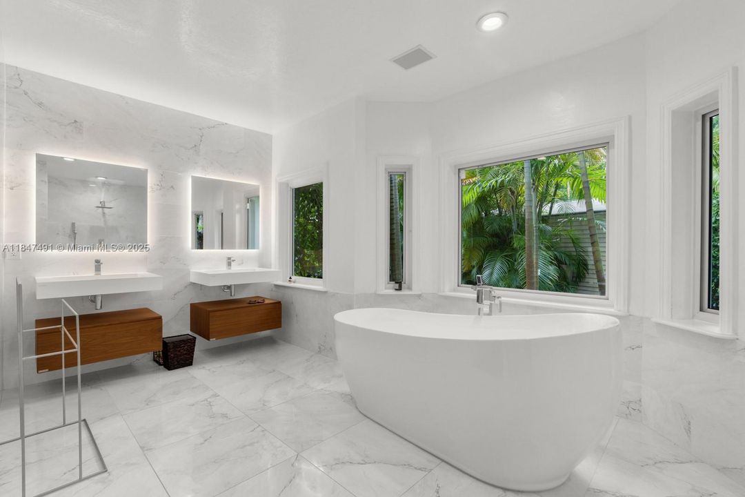 合同活跃: $3,995,000 (6 贝兹, 5 浴室, 4235 平方英尺)