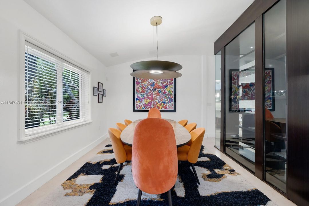 合同活跃: $3,995,000 (6 贝兹, 5 浴室, 4235 平方英尺)