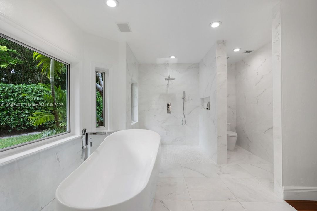 合同活跃: $3,995,000 (6 贝兹, 5 浴室, 4235 平方英尺)