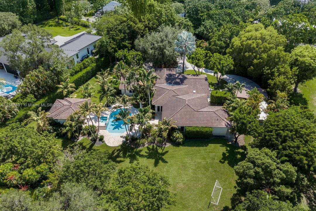 合同活跃: $3,995,000 (6 贝兹, 5 浴室, 4235 平方英尺)