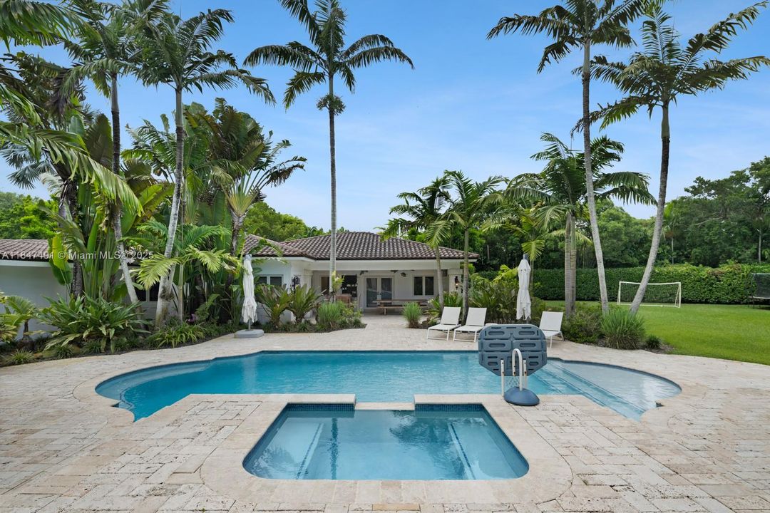 合同活跃: $3,995,000 (6 贝兹, 5 浴室, 4235 平方英尺)