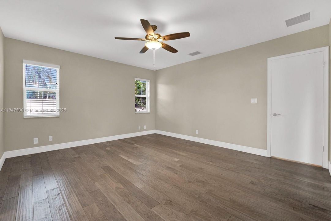 合同活跃: $850,000 (4 贝兹, 3 浴室, 2554 平方英尺)