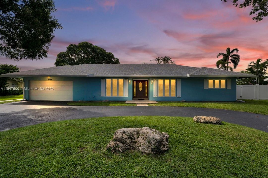 合同活跃: $850,000 (4 贝兹, 3 浴室, 2554 平方英尺)