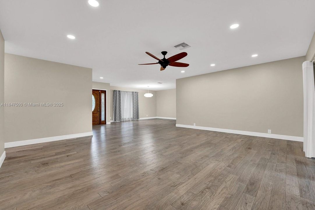 合同活跃: $850,000 (4 贝兹, 3 浴室, 2554 平方英尺)