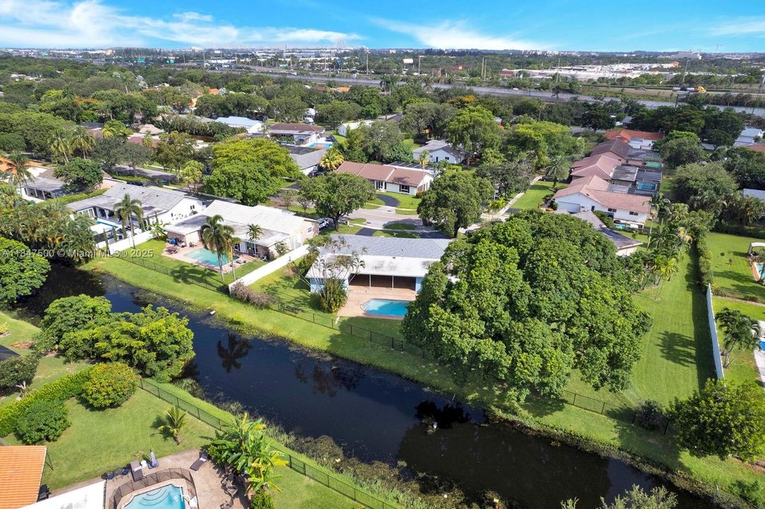 合同活跃: $850,000 (4 贝兹, 3 浴室, 2554 平方英尺)