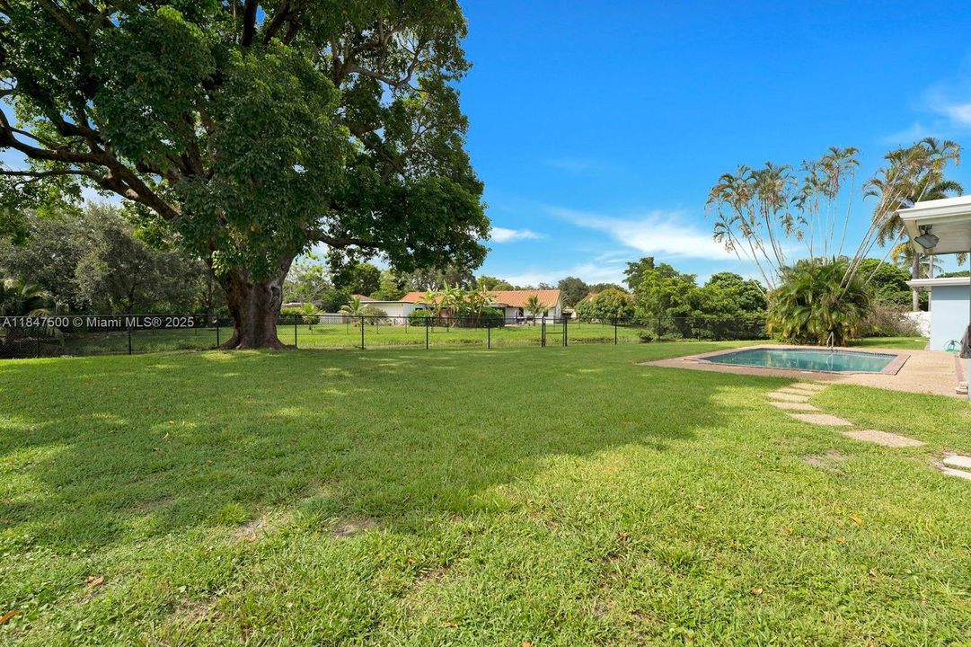 合同活跃: $850,000 (4 贝兹, 3 浴室, 2554 平方英尺)