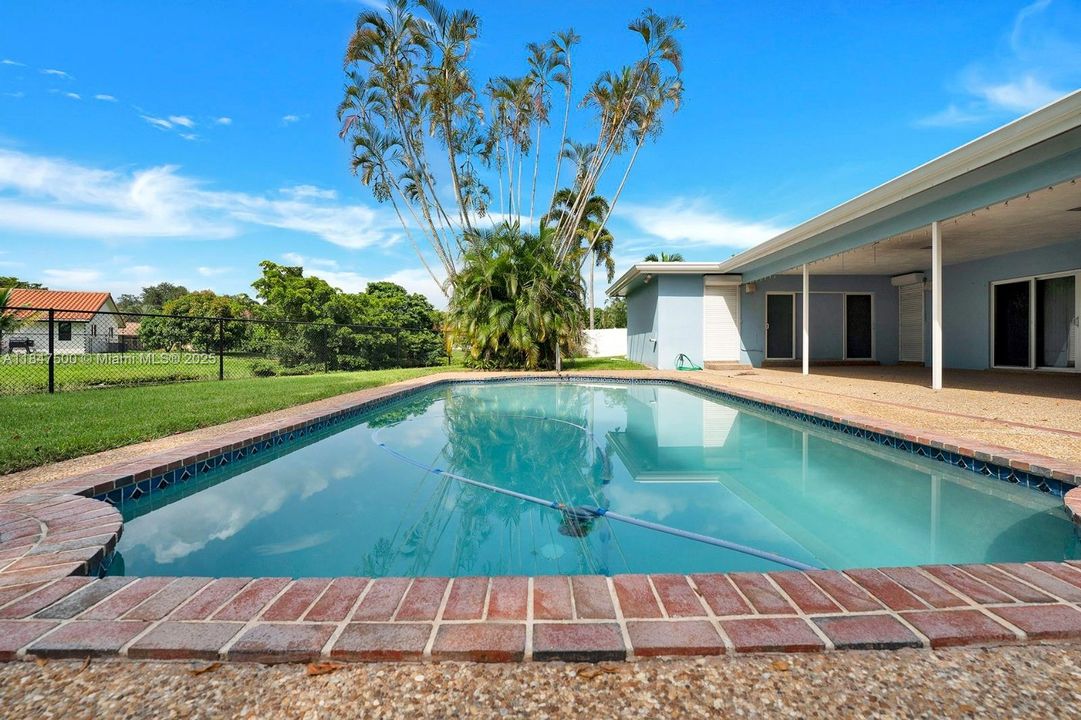 合同活跃: $850,000 (4 贝兹, 3 浴室, 2554 平方英尺)