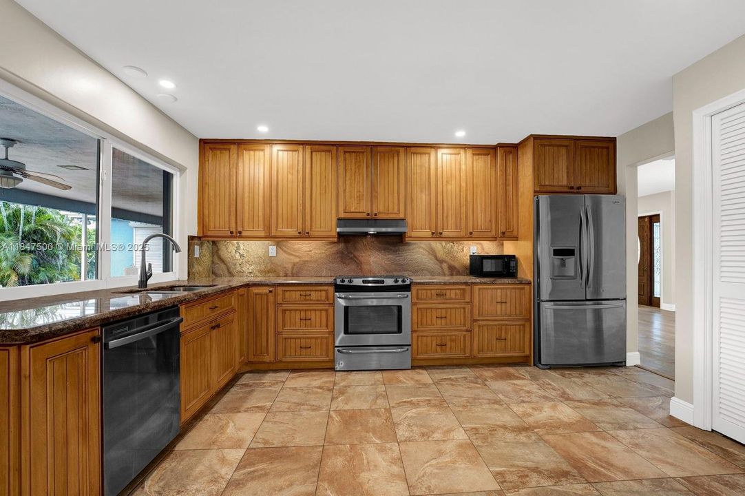 合同活跃: $850,000 (4 贝兹, 3 浴室, 2554 平方英尺)