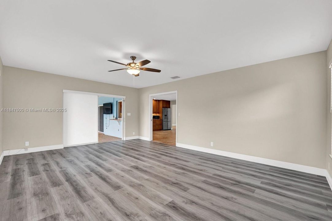 合同活跃: $850,000 (4 贝兹, 3 浴室, 2554 平方英尺)