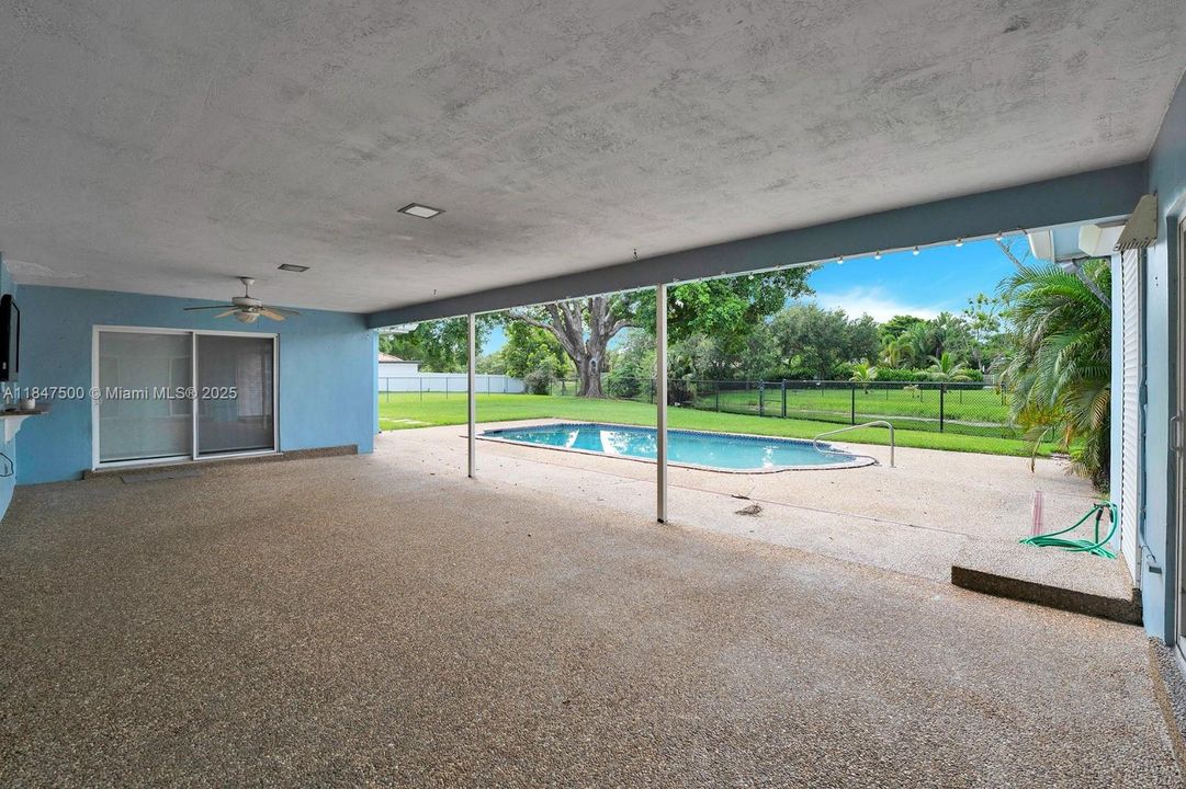 合同活跃: $850,000 (4 贝兹, 3 浴室, 2554 平方英尺)