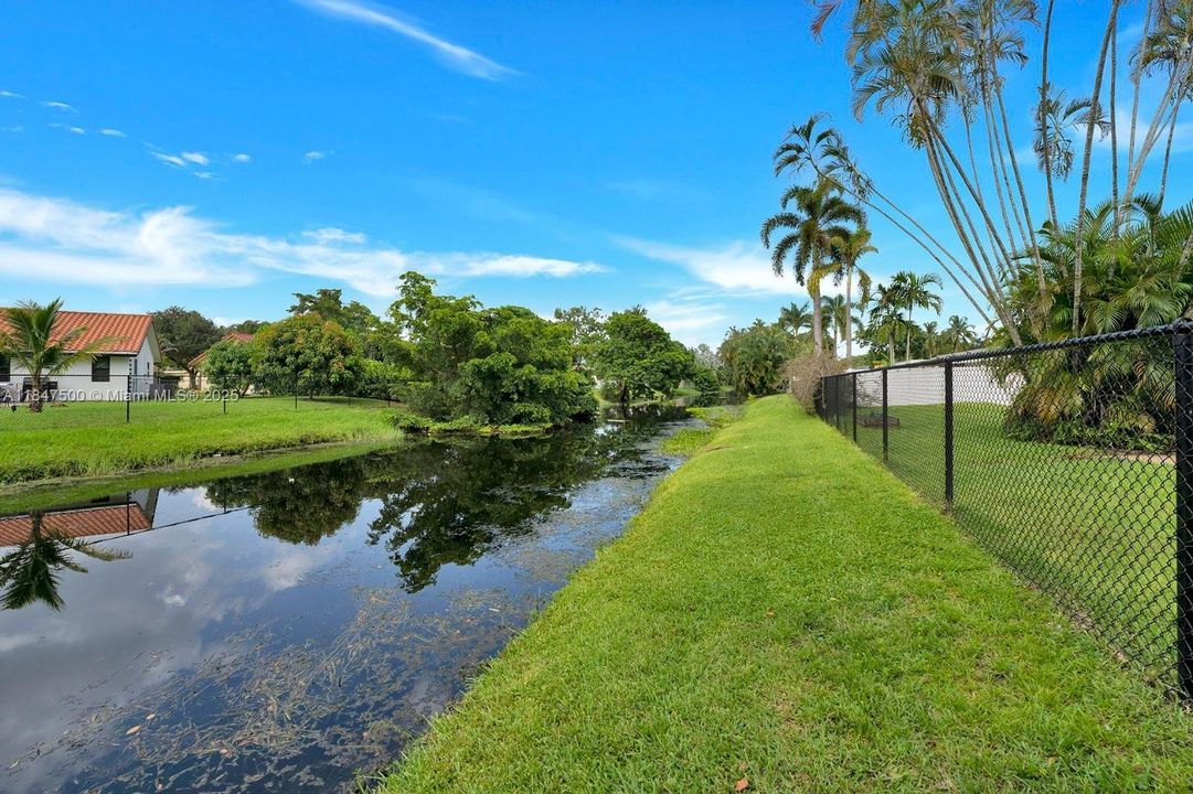 合同活跃: $850,000 (4 贝兹, 3 浴室, 2554 平方英尺)