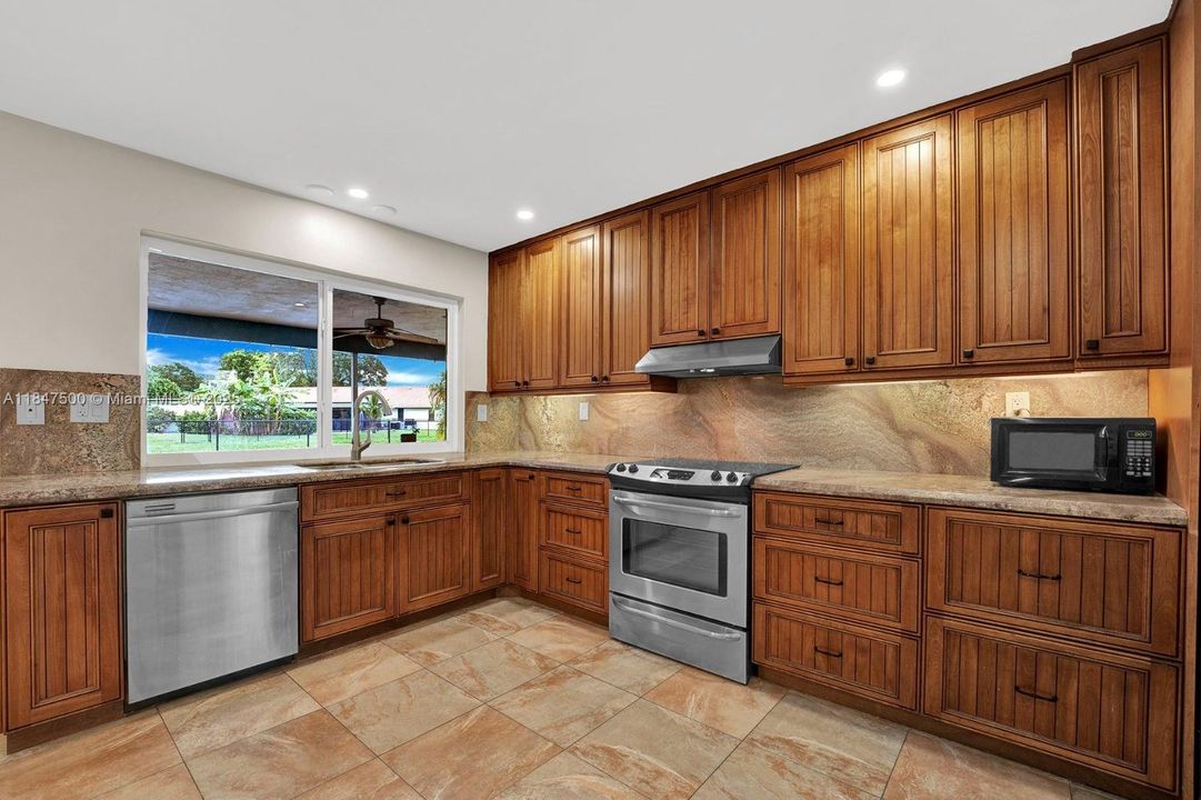 合同活跃: $850,000 (4 贝兹, 3 浴室, 2554 平方英尺)