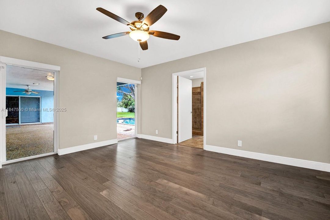 合同活跃: $850,000 (4 贝兹, 3 浴室, 2554 平方英尺)