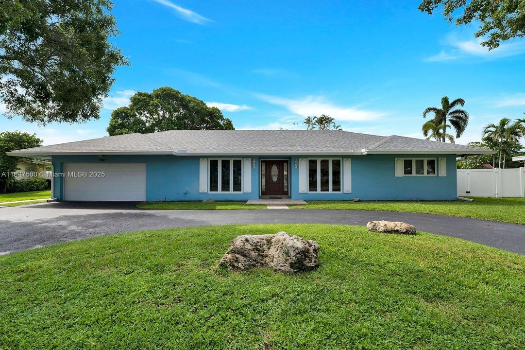 合同活跃: $850,000 (4 贝兹, 3 浴室, 2554 平方英尺)