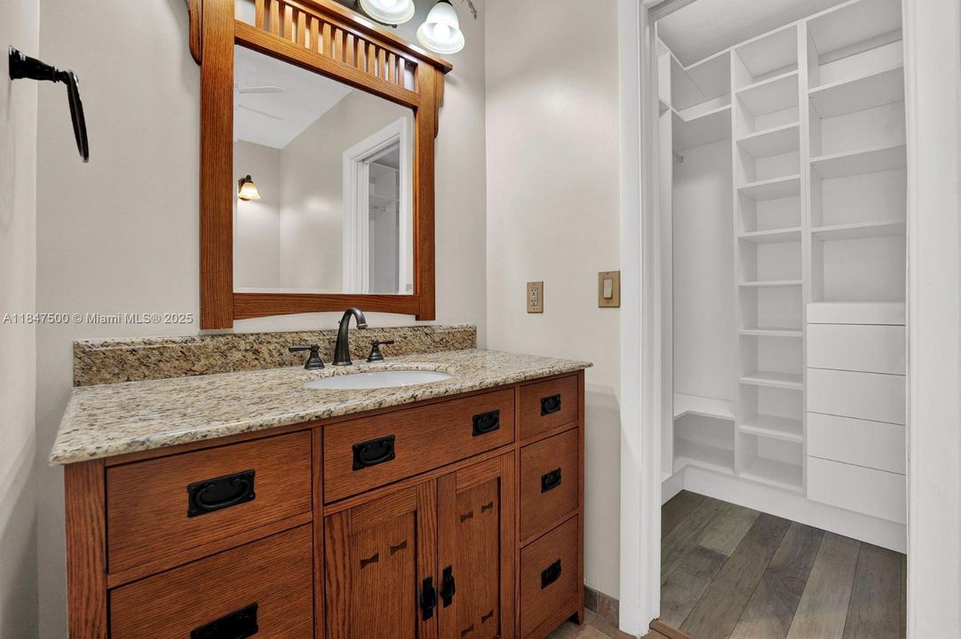 合同活跃: $850,000 (4 贝兹, 3 浴室, 2554 平方英尺)