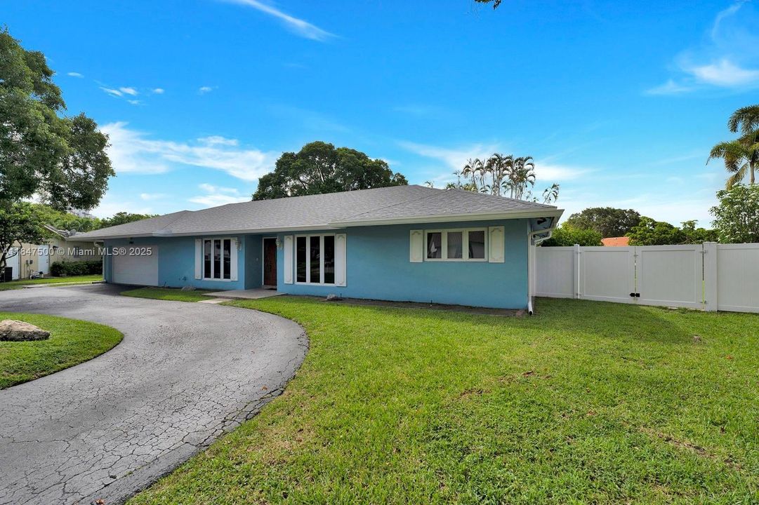 合同活跃: $850,000 (4 贝兹, 3 浴室, 2554 平方英尺)