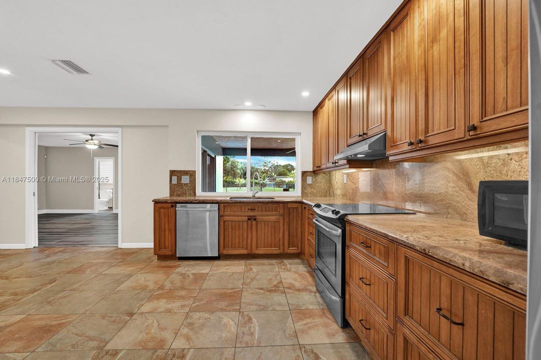 合同活跃: $850,000 (4 贝兹, 3 浴室, 2554 平方英尺)