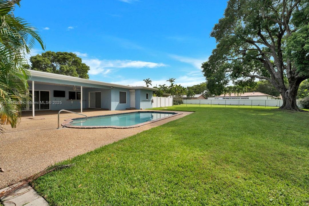 合同活跃: $850,000 (4 贝兹, 3 浴室, 2554 平方英尺)