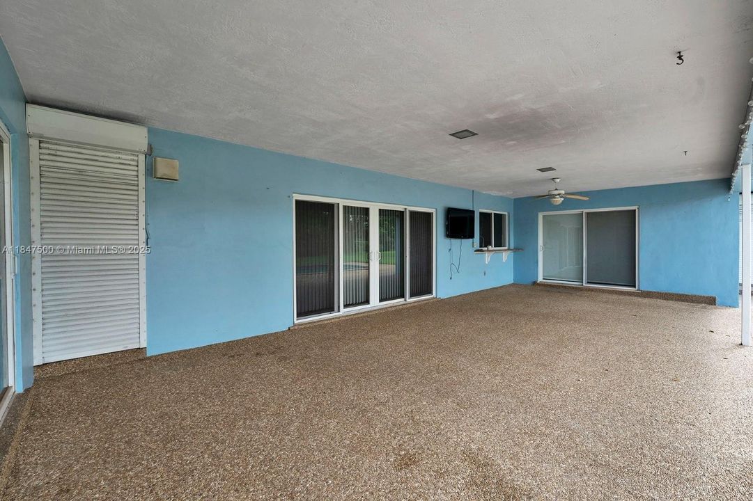 合同活跃: $850,000 (4 贝兹, 3 浴室, 2554 平方英尺)