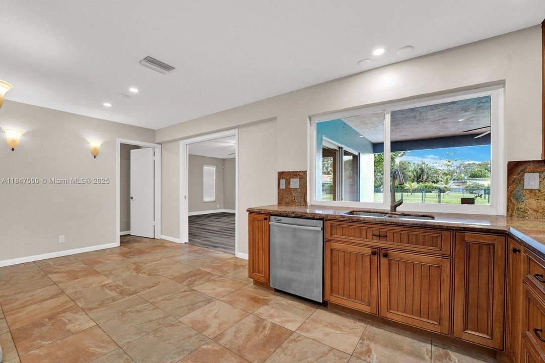 合同活跃: $850,000 (4 贝兹, 3 浴室, 2554 平方英尺)