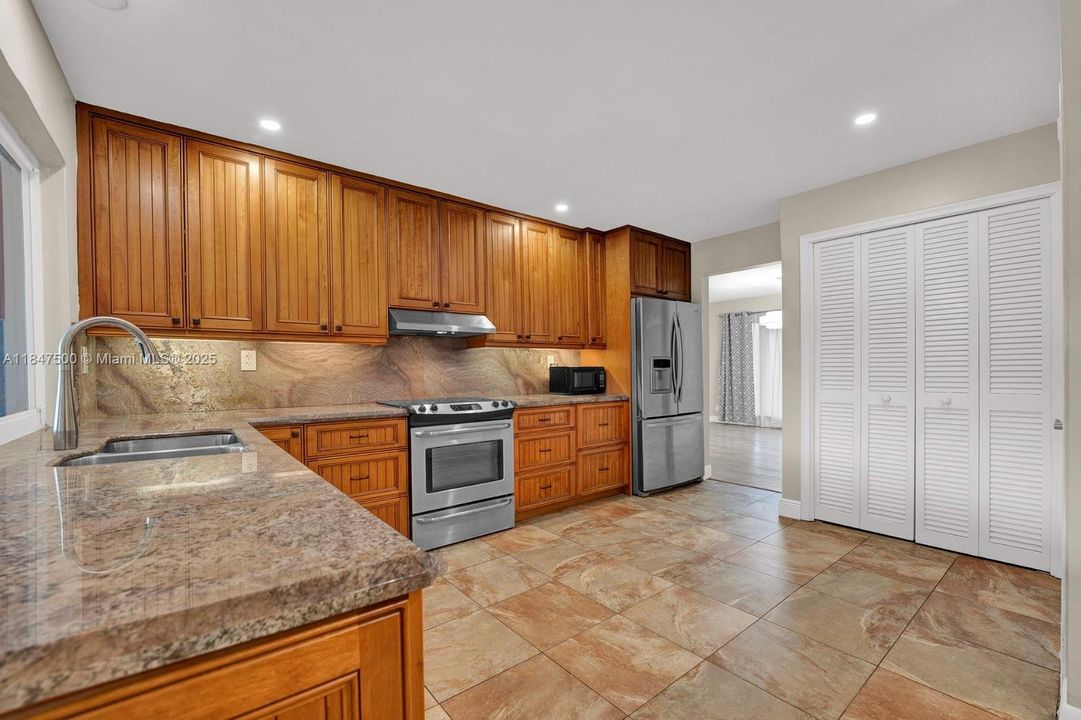 合同活跃: $850,000 (4 贝兹, 3 浴室, 2554 平方英尺)