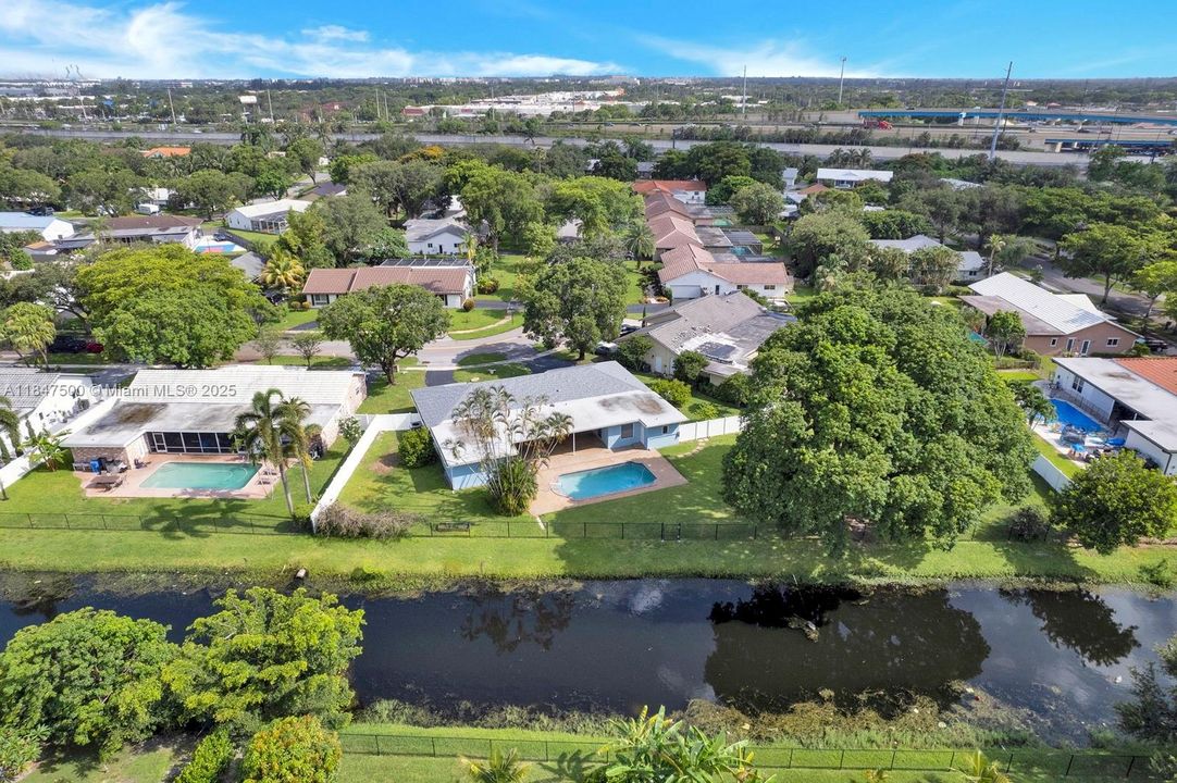 合同活跃: $850,000 (4 贝兹, 3 浴室, 2554 平方英尺)