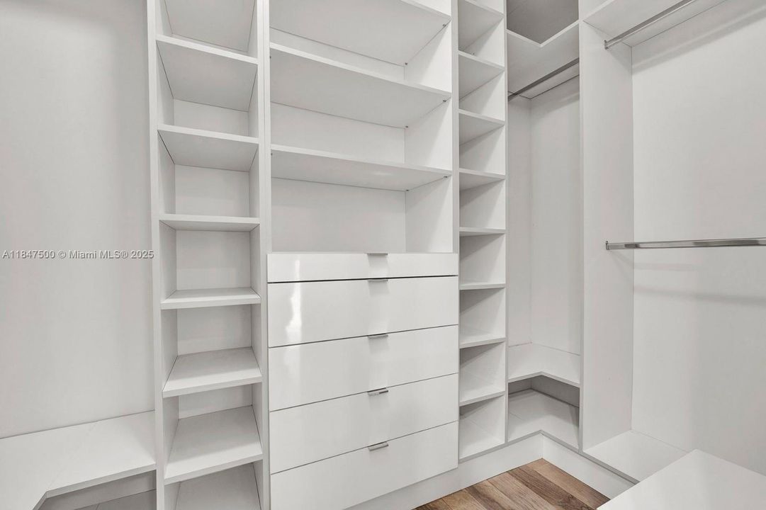 合同活跃: $850,000 (4 贝兹, 3 浴室, 2554 平方英尺)