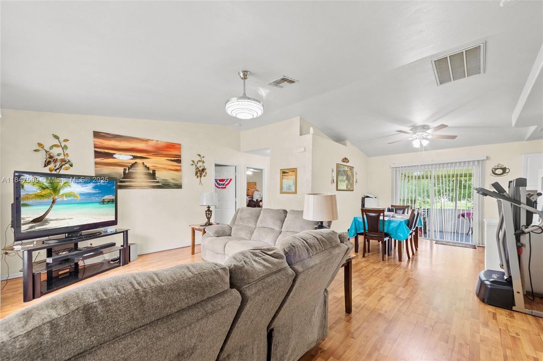 Недавно продано: $229,900 (3 спален, 2 ванн, 1144 Квадратных фут)