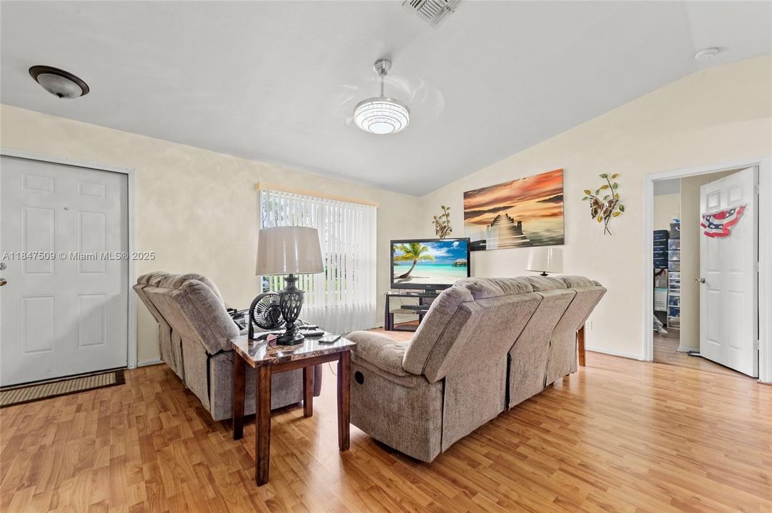 Недавно продано: $229,900 (3 спален, 2 ванн, 1144 Квадратных фут)