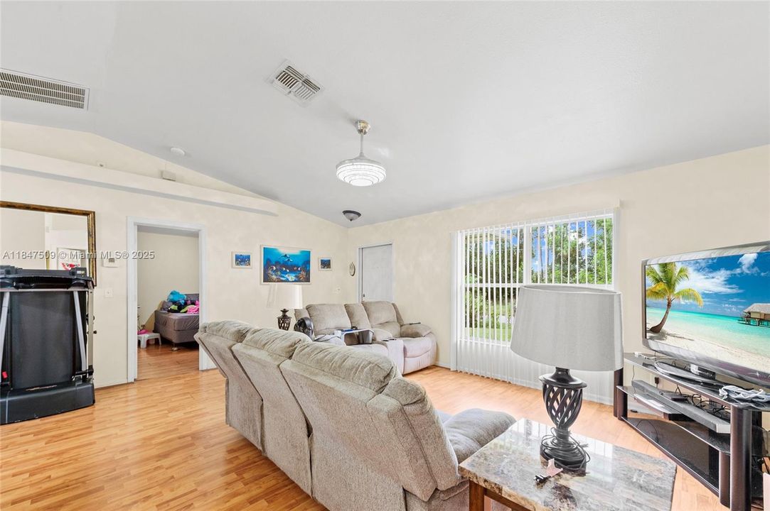 Недавно продано: $229,900 (3 спален, 2 ванн, 1144 Квадратных фут)