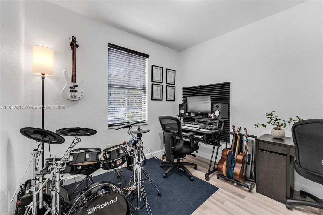 For Sale: $229,900 (3 beds, 2 baths, 1151 Square Feet)