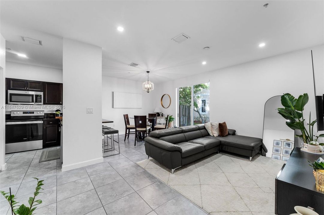 For Sale: $229,900 (3 beds, 2 baths, 1151 Square Feet)