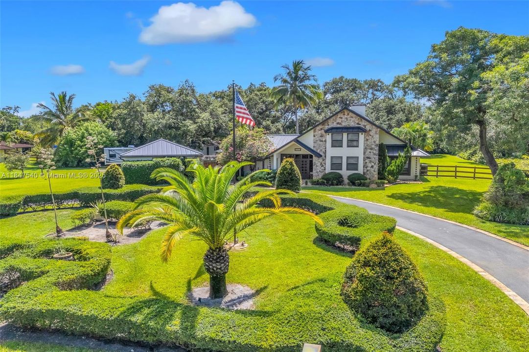 Недавно продано: $1,769,000 (4 спален, 3 ванн, 3288 Квадратных фут)