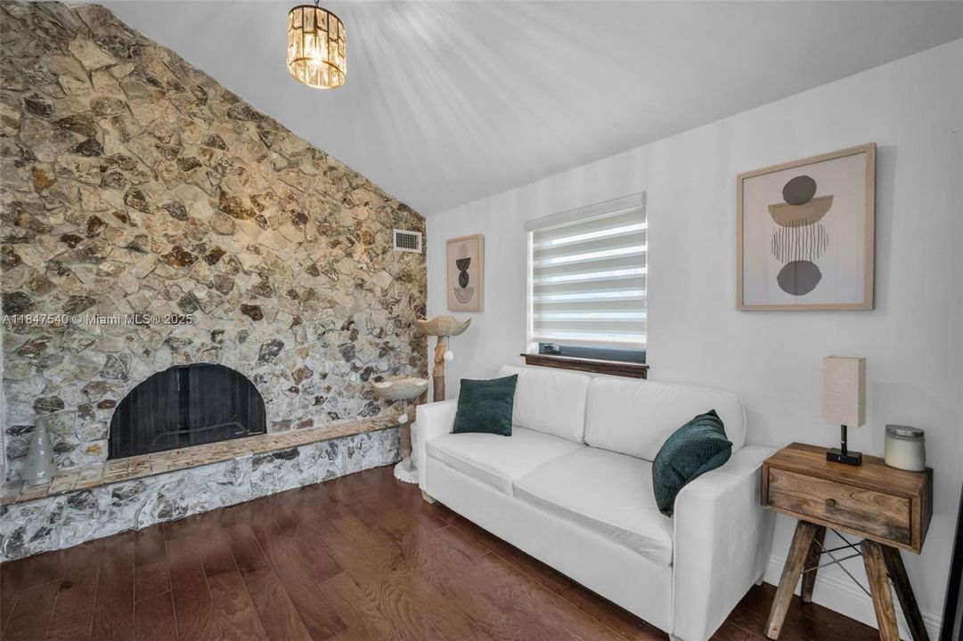 Недавно продано: $1,769,000 (4 спален, 3 ванн, 3288 Квадратных фут)