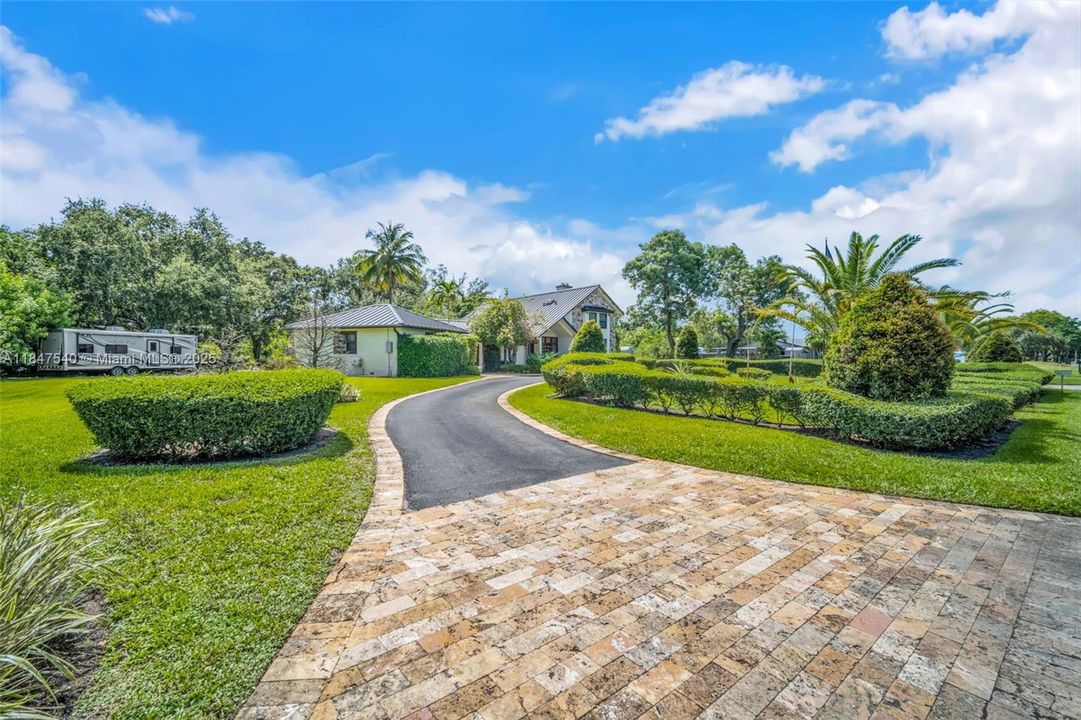 Недавно продано: $1,769,000 (4 спален, 3 ванн, 3288 Квадратных фут)